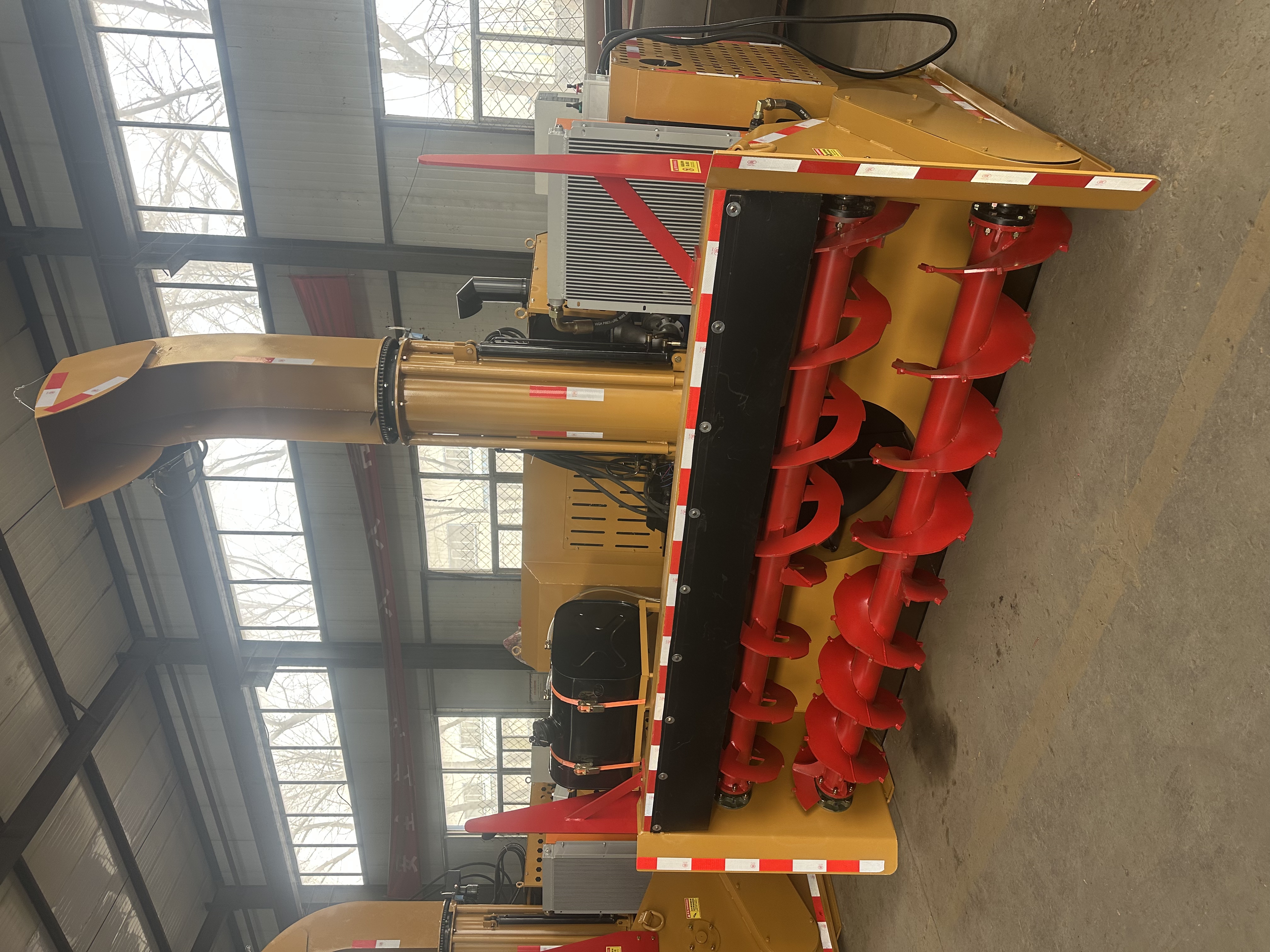 Nieuwe grote sneeuwblazer met dubbel vijzelturbineontwerp, klaar voor wintersneeuwruimingsproject